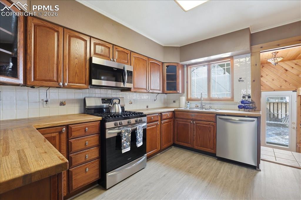 Image 18 of 42: Kitchen