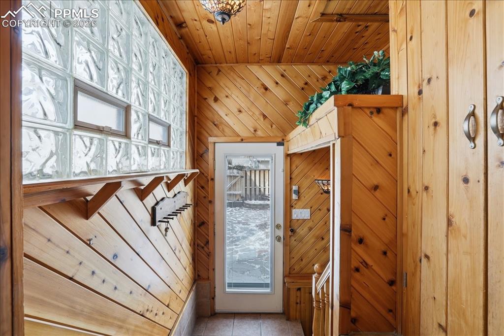 Image 19 of 42: Entry