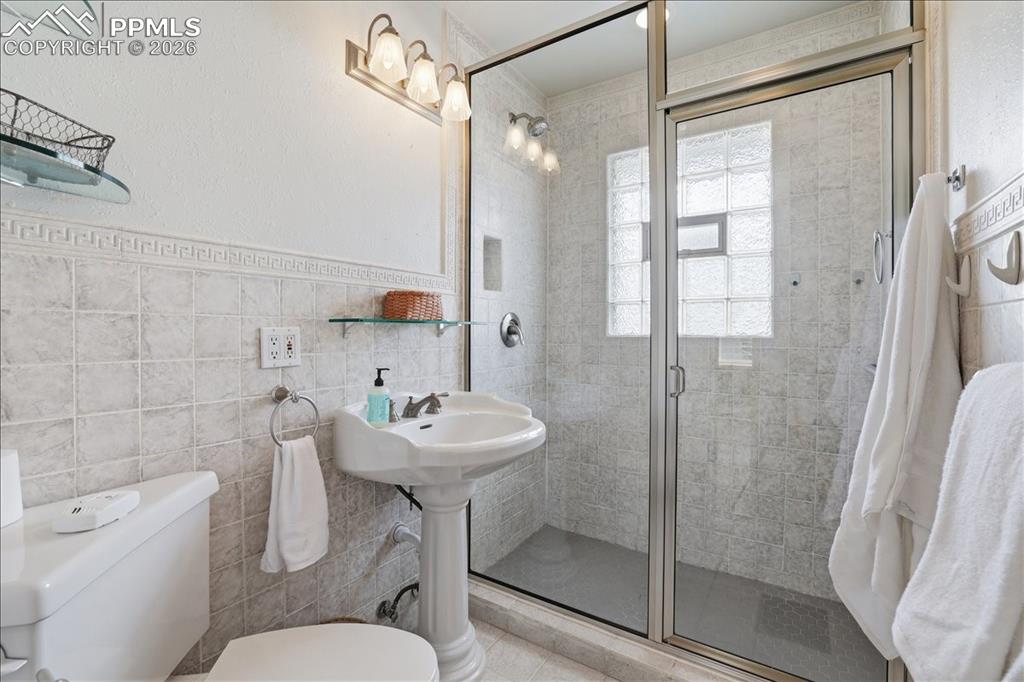 Image 22 of 42: Bathroom