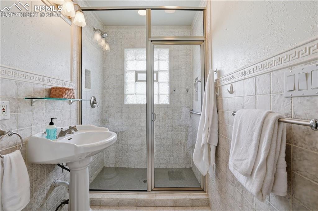 Image 23 of 42: Bathroom