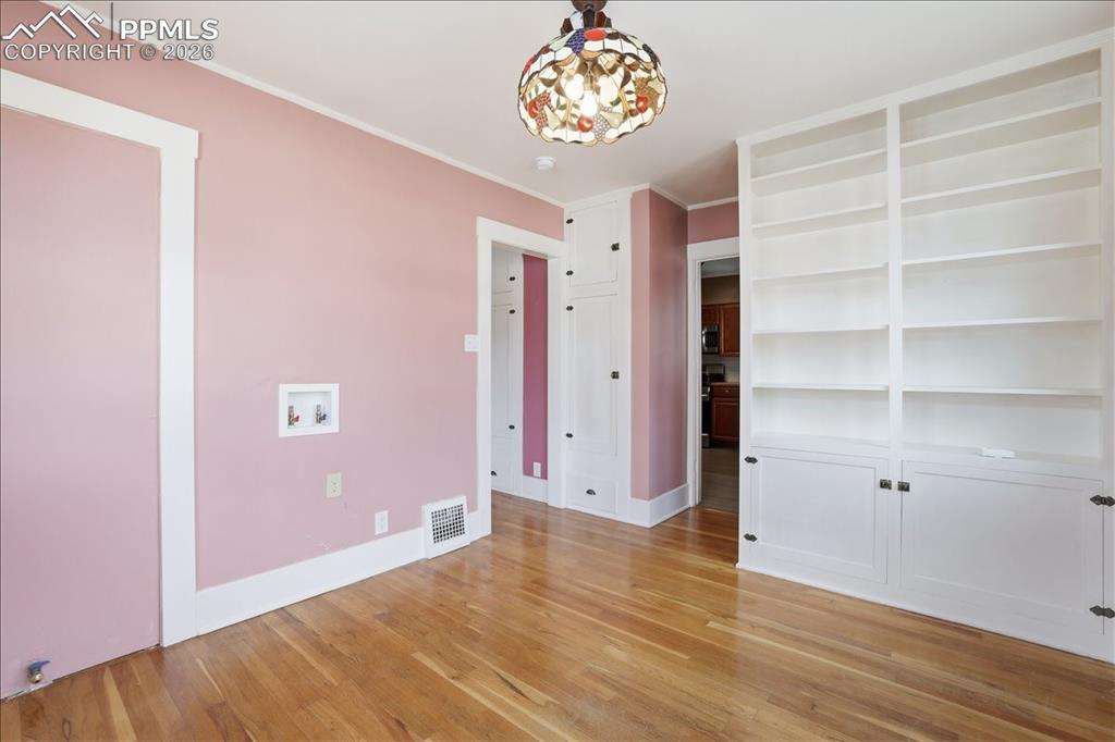 Image 28 of 42: Dining Area