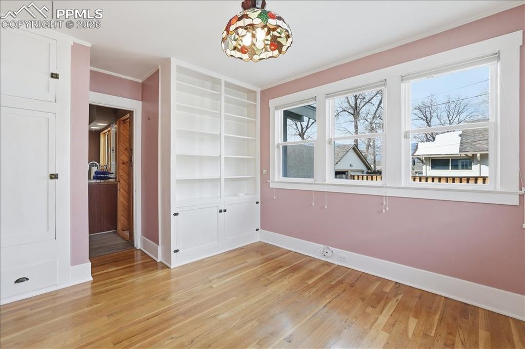 Image 29 of 42: Dining Area