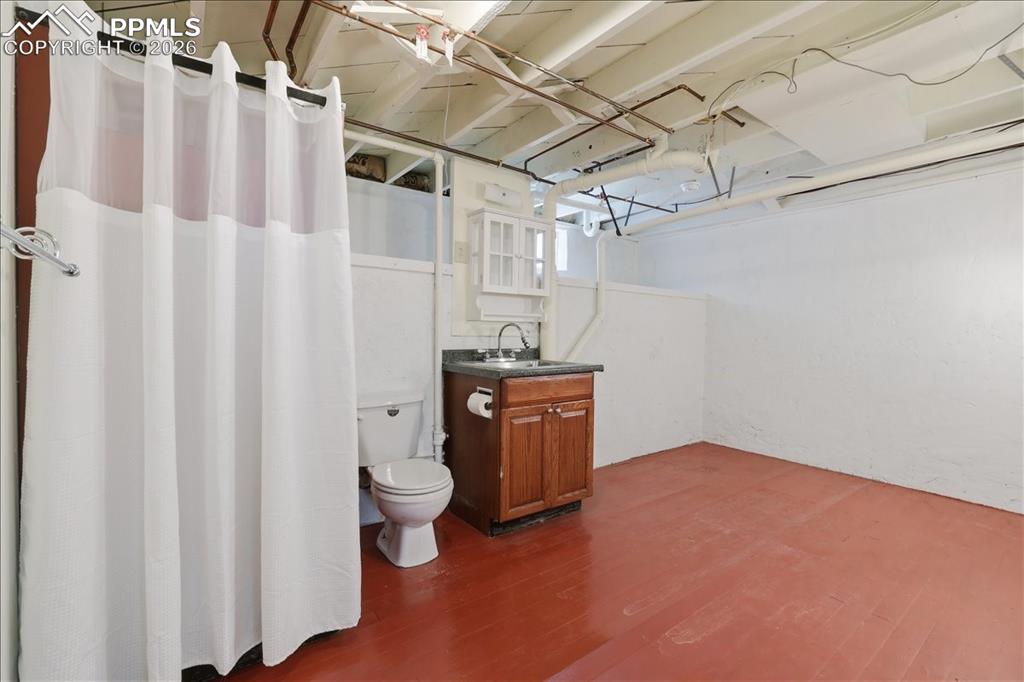 Image 32 of 42: Bathroom