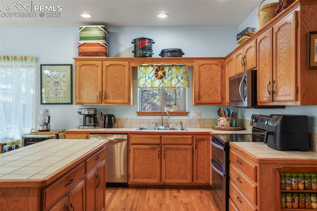 Image 11 of 46: Kitchen