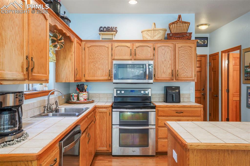 Image 14 of 46: Kitchen