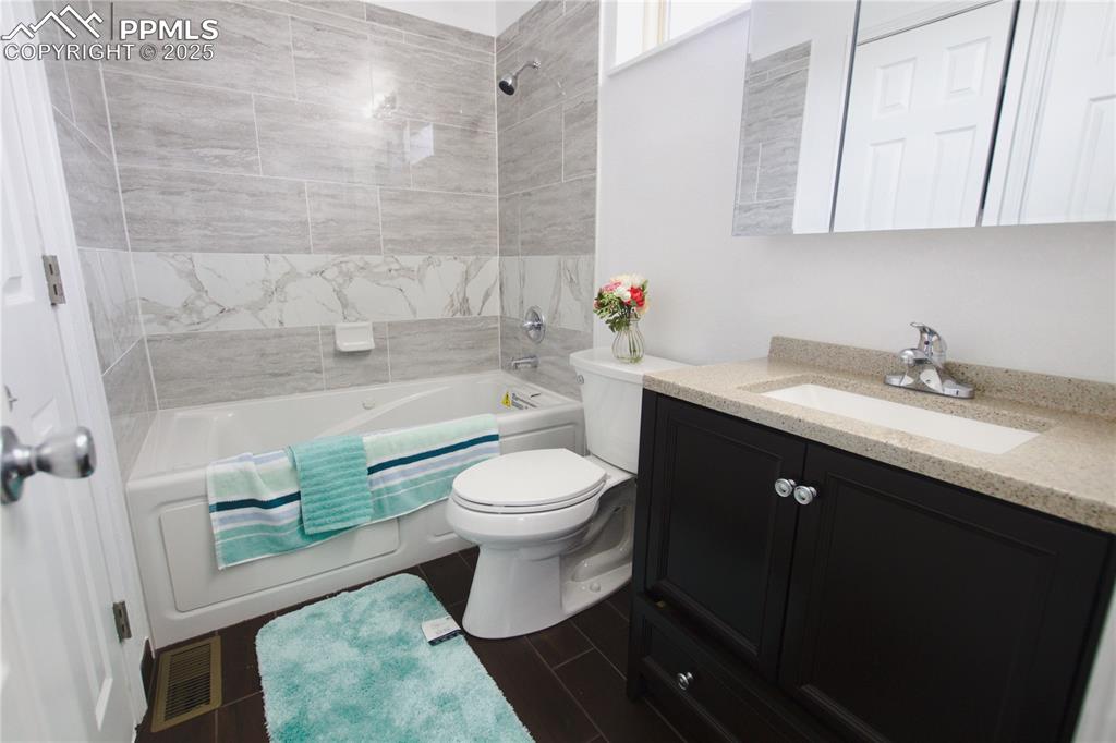 Image 11 of 14: Bathroom