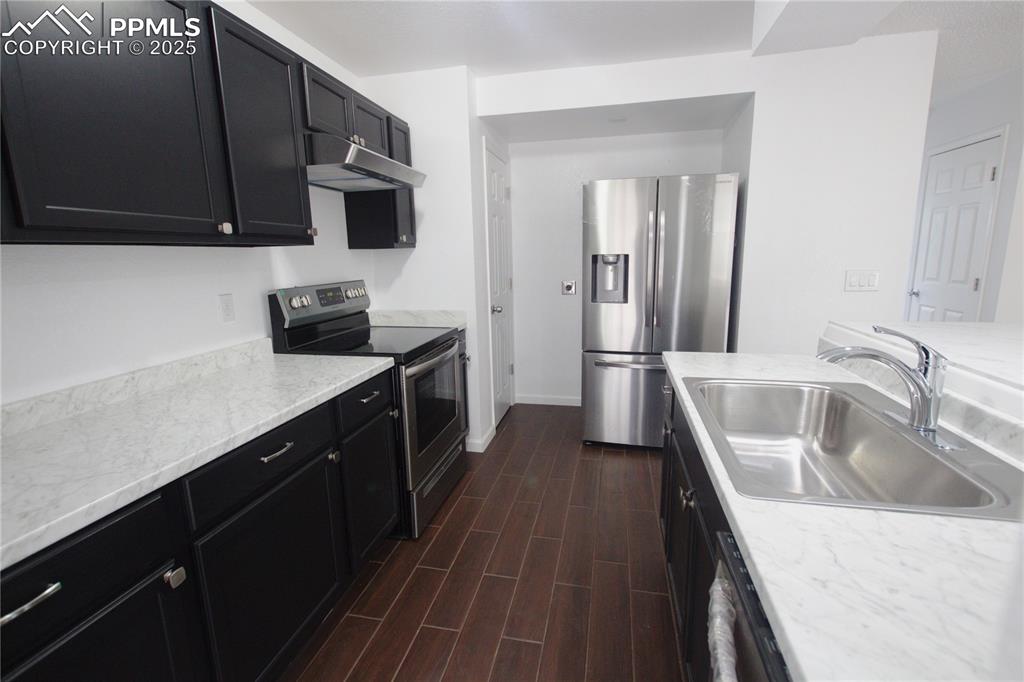 Image 8 of 14: Kitchen