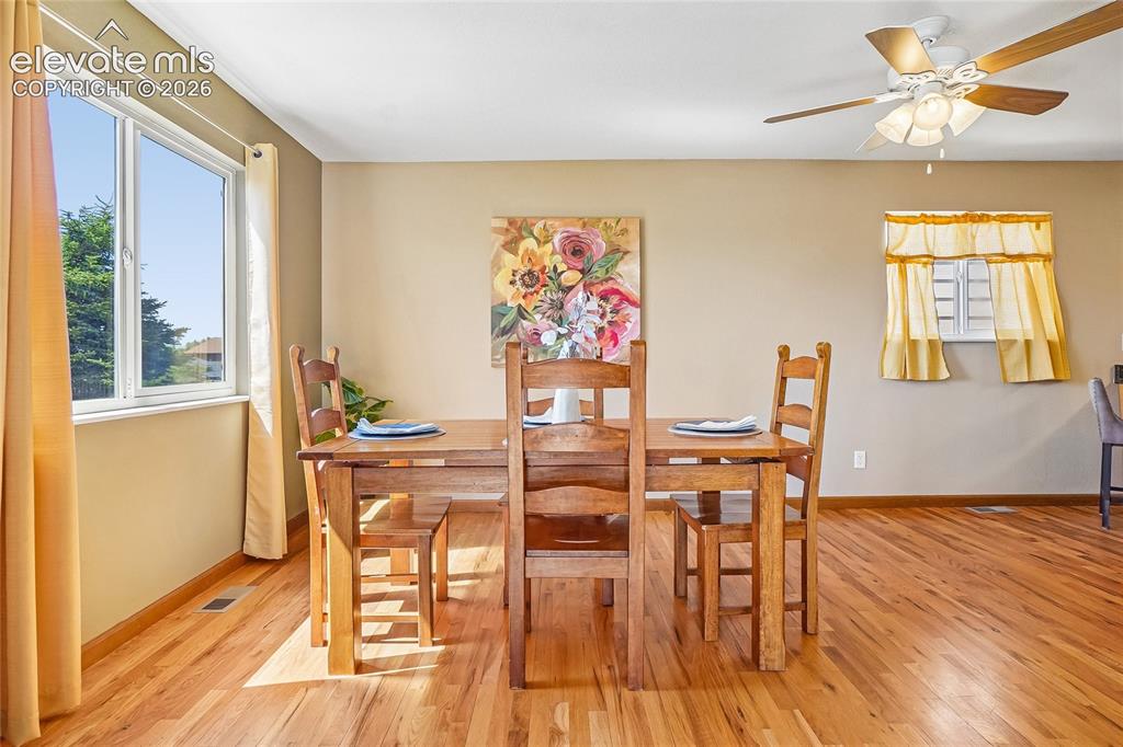 Image 11 of 50: Dining Area