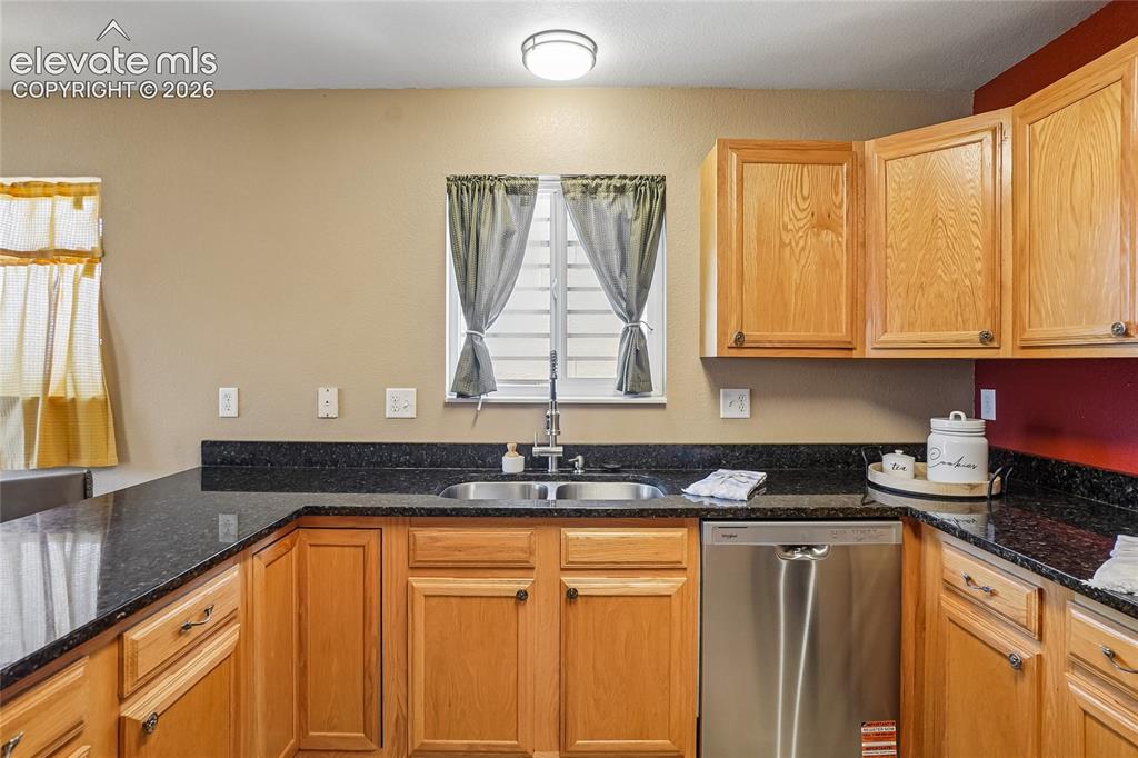 Image 16 of 50: Kitchen