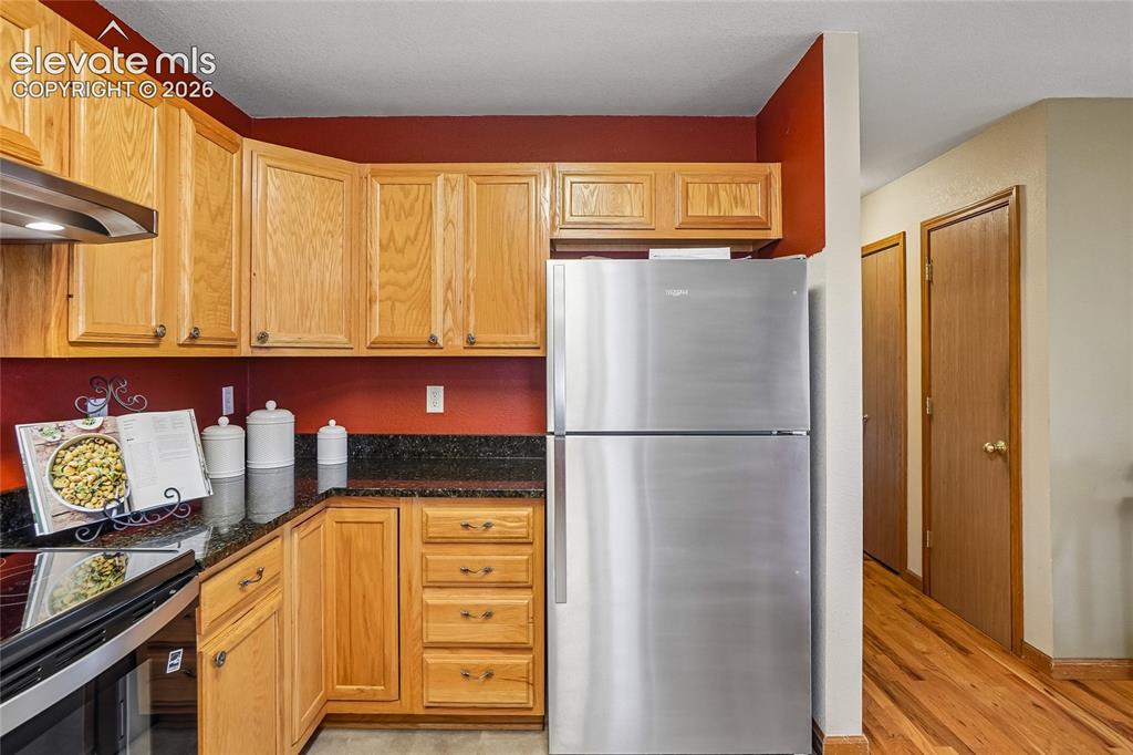 Image 18 of 50: Kitchen