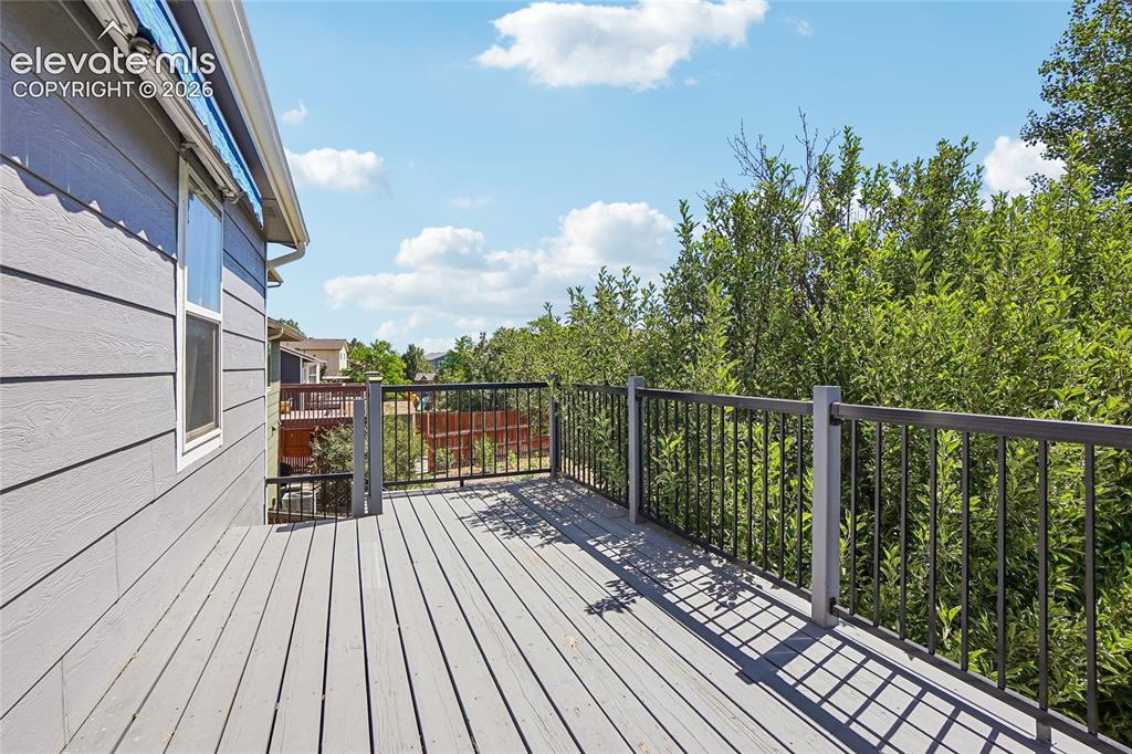 Image 40 of 50: Deck