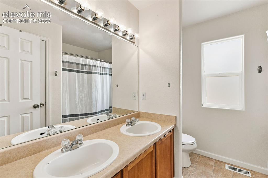 Image 19 of 34: Bathroom