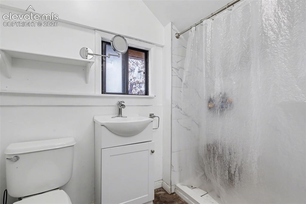 Image 11 of 17: Bathroom