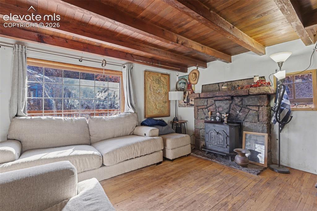 Image 4 of 17: Living Room