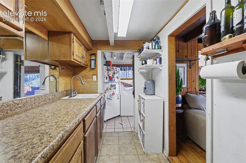 Image 8 of 17: Kitchen