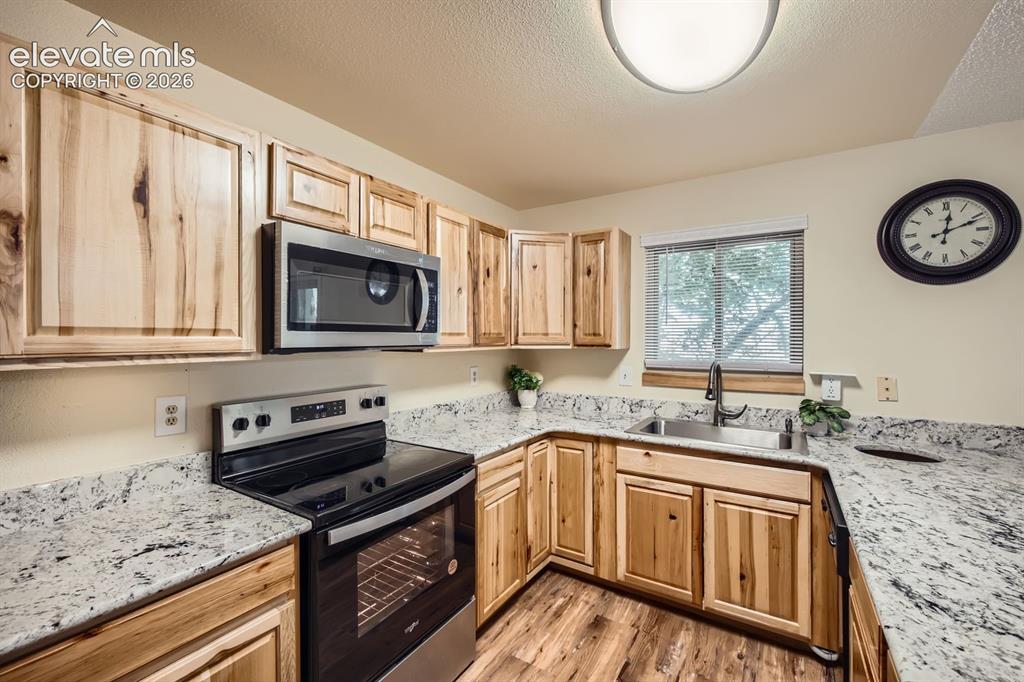 Image 7 of 31: Kitchen