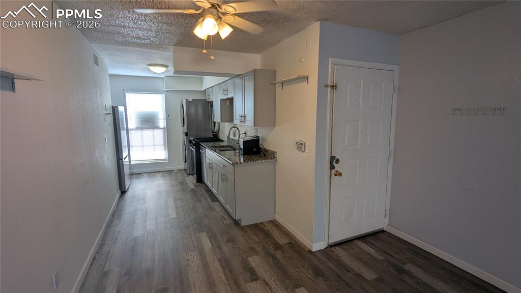 Image 11 of 14: Kitchen