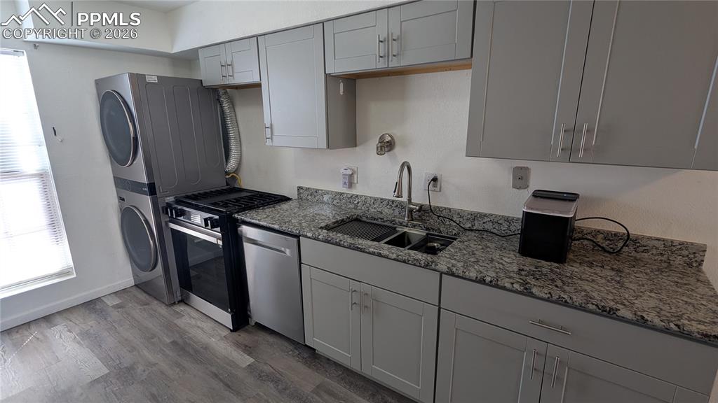 Image 12 of 14: Kitchen