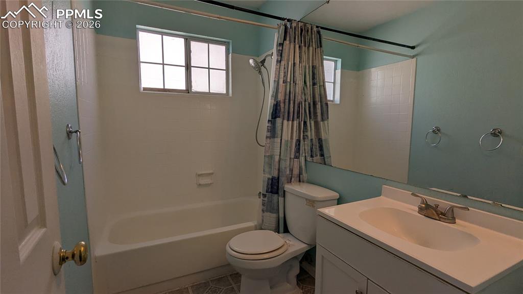 Image 13 of 14: Bathroom