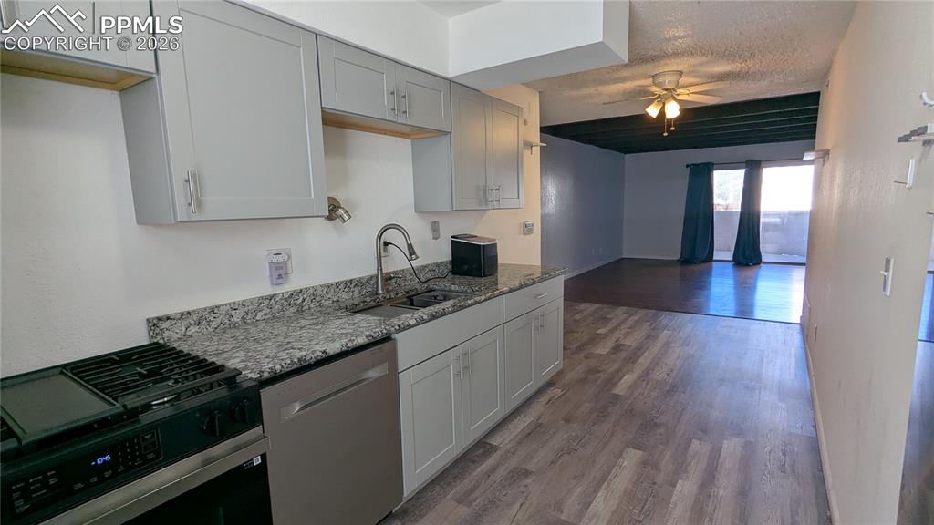 Image 14 of 14: Kitchen