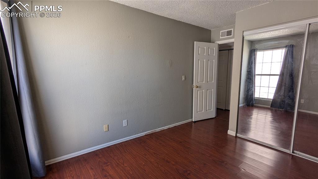 Image 8 of 14: Bedroom