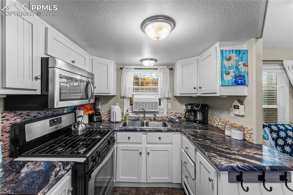 Image 9 of 23: Kitchen