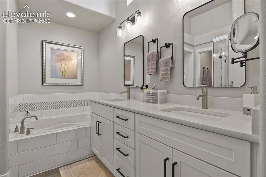 Image 22 of 48: Bathroom