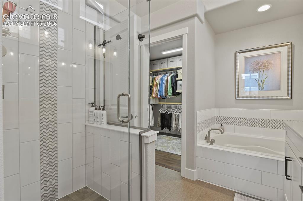Image 23 of 48: Bathroom