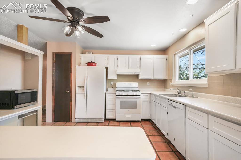Image 16 of 50: Kitchen