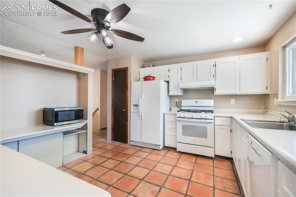 Image 17 of 50: Kitchen