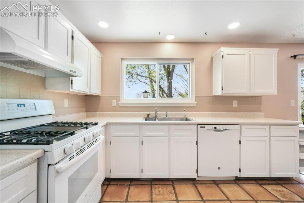 Image 18 of 50: Kitchen