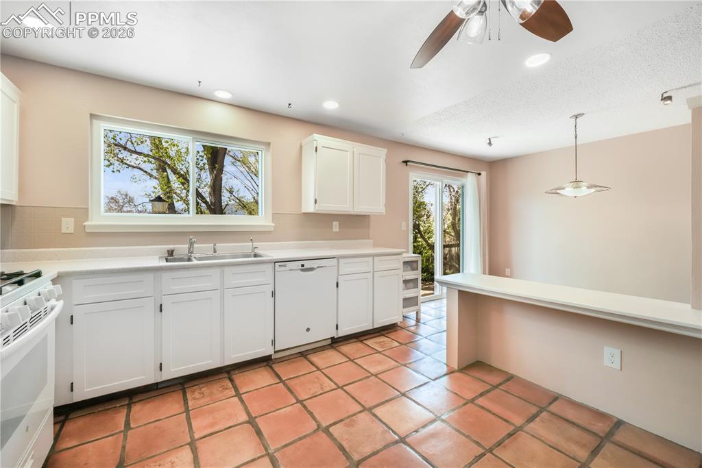 Image 19 of 50: Kitchen
