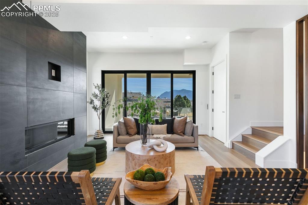 Image 19 of 48: Living Room