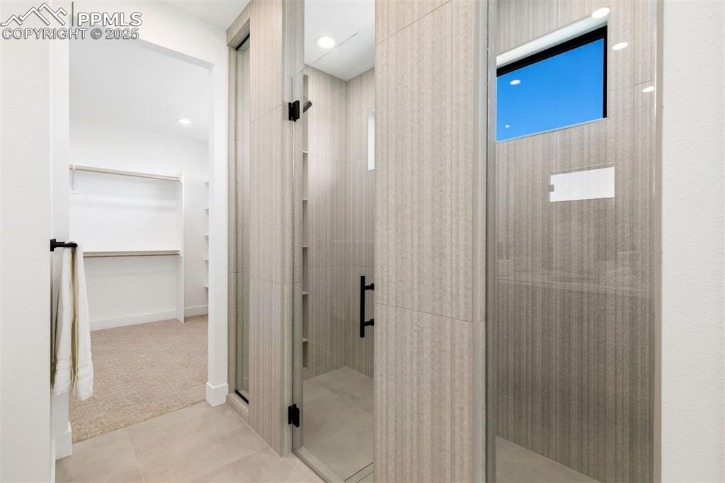 Image 36 of 48: Bathroom