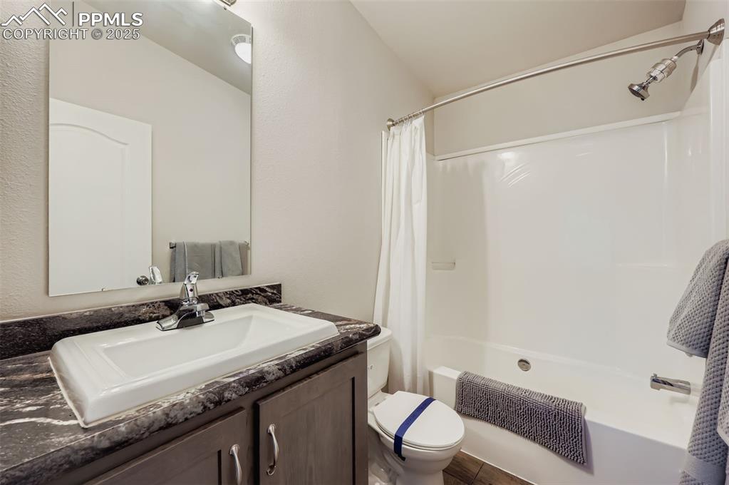 Image 26 of 39: Bathroom
