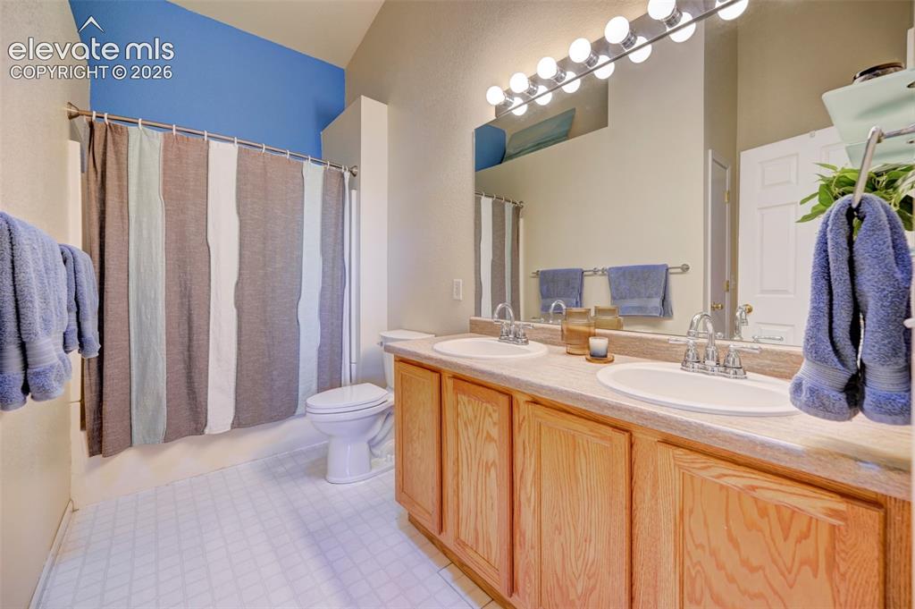 Image 17 of 19: Bathroom
