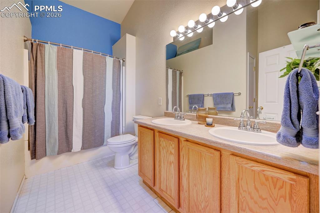 Image 18 of 20: Bathroom