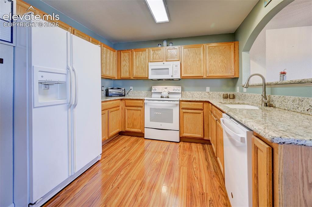 Image 7 of 19: Kitchen