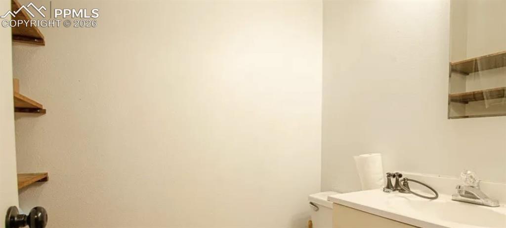 Image 18 of 33: Bathroom