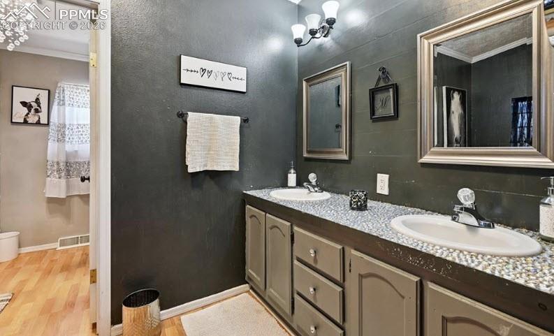 Image 18 of 41: Bathroom