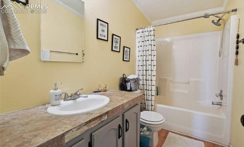 Image 23 of 41: Bathroom