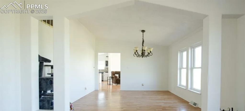 Image 7 of 33: Dining Area