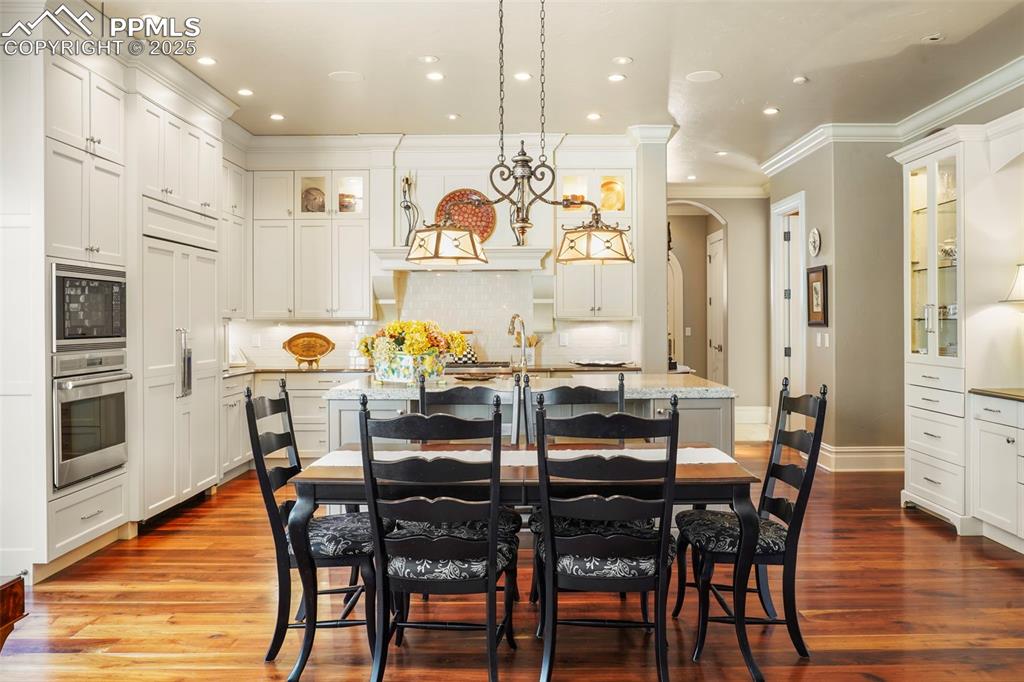 Image 10 of 41: Dining Area