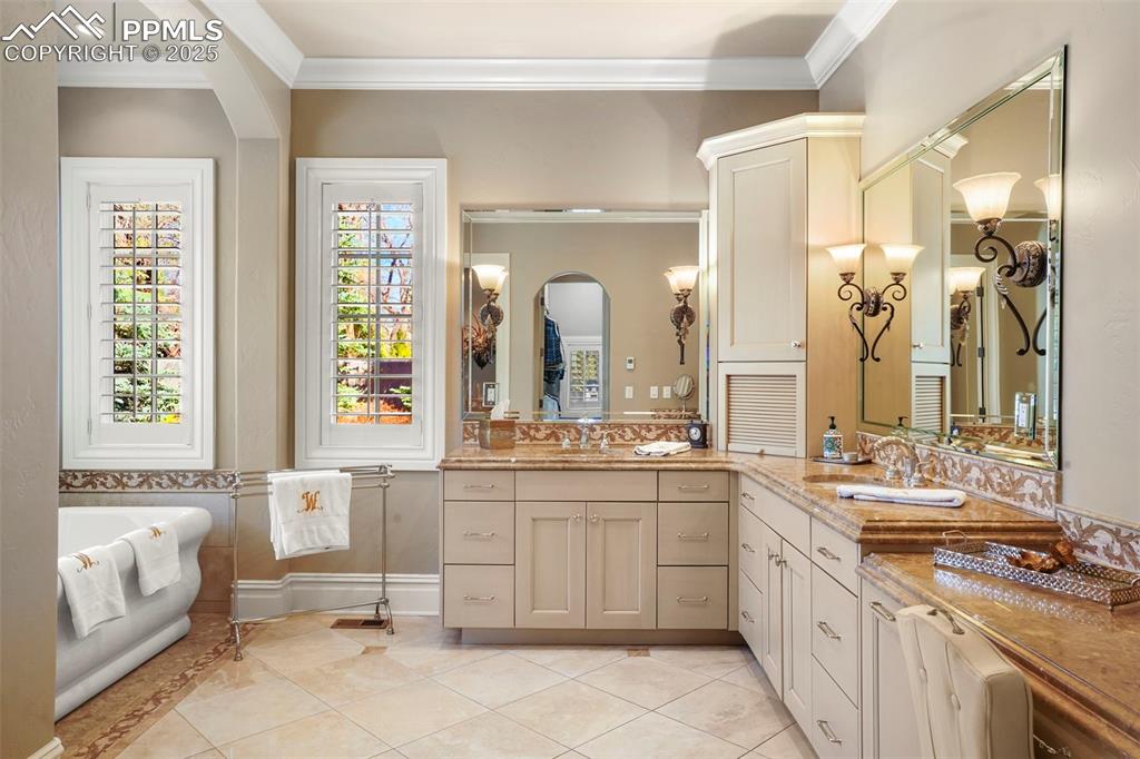 Image 14 of 41: Bathroom