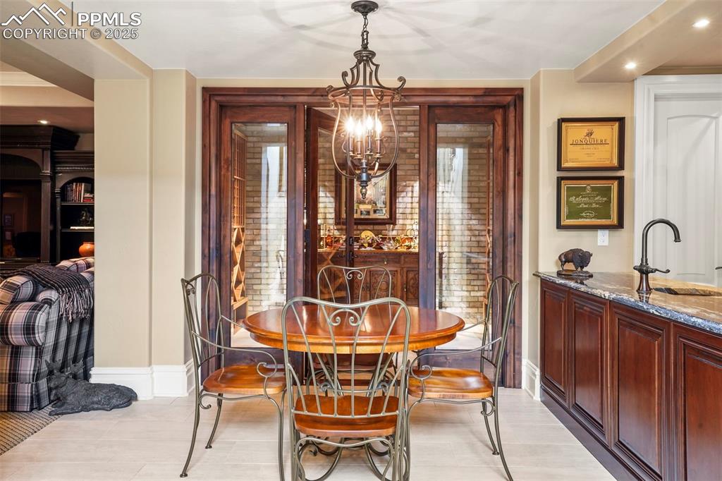 Image 19 of 41: Dining Area