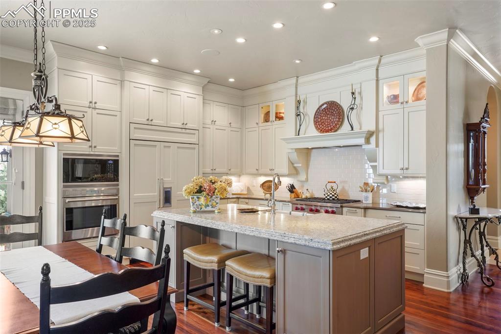 Image 8 of 41: Kitchen