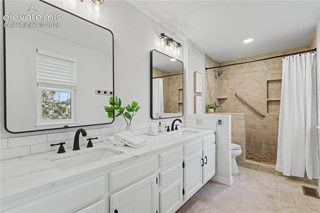 Image 19 of 37: Bathroom