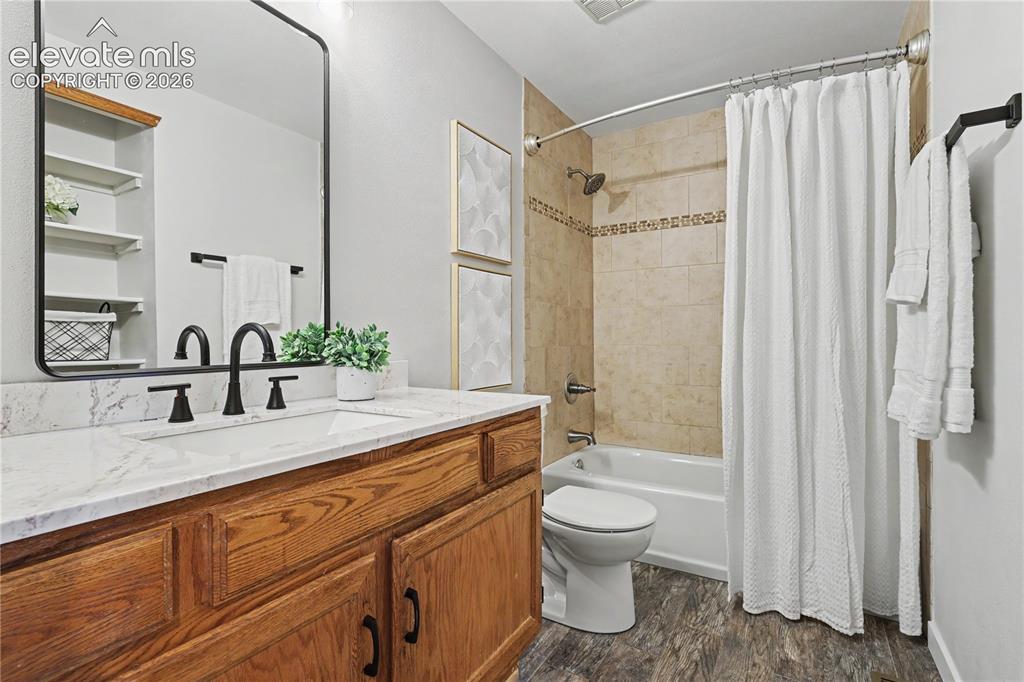 Image 24 of 37: Bathroom