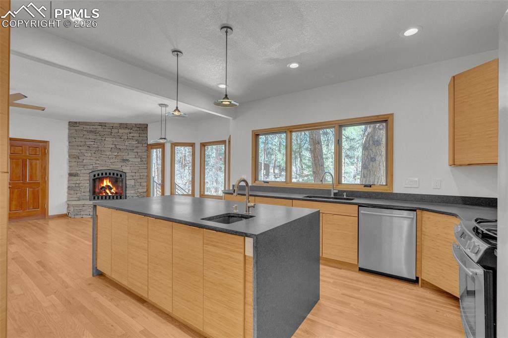 Image 21 of 48: Kitchen
