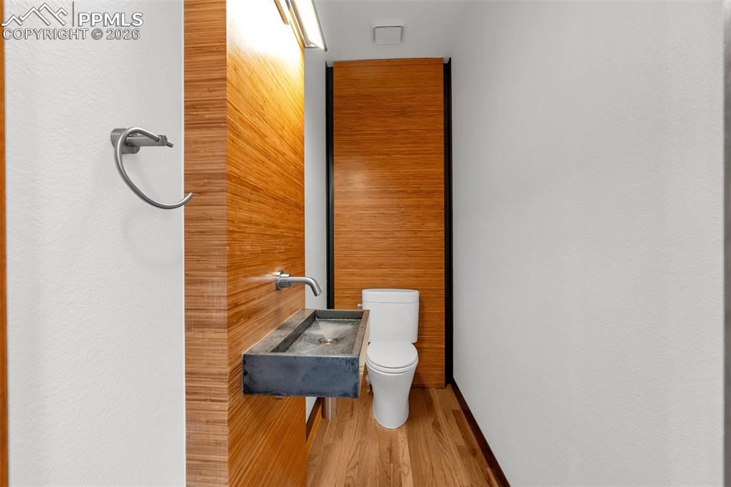 Image 25 of 48: Bathroom